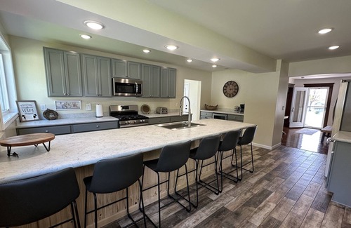 Fair Haven Casa | Spacious 5 bdrm Retreat Steps to Lake Ontario & Fair Haven State Park Sleeps 10!