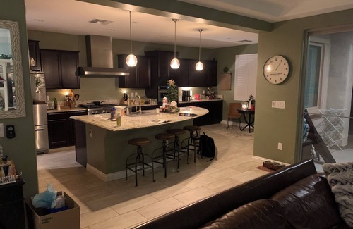 Las Vegas Casa | Spacious 5-bed 5-bath in marvelous Las Vegas with WiFi, fitness room and pool