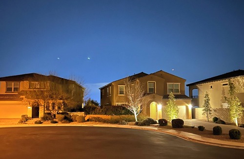 Las Vegas Casa | Spacious 5-bed 5-bath in marvelous Las Vegas with WiFi, fitness room and pool