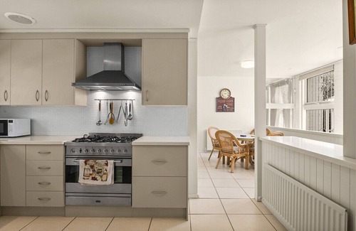 Burradoo Casa | Spacious 5-Bed House near Local Shops