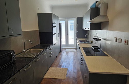 West Thornton Casa | Spacious 5 bedroom and 5 bathroom home in Croydon