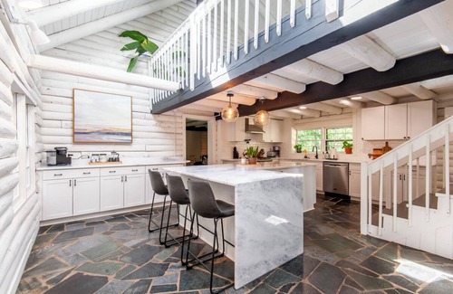 Mountain Valley Cabina | Spacious 5-bedroom Cabin on 12 acres close to Wineries/Breweries/Hiking