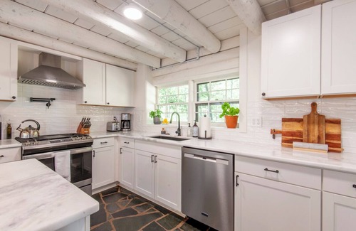 Mountain Valley Cabina | Spacious 5-bedroom Cabin on 12 acres close to Wineries/Breweries/Hiking