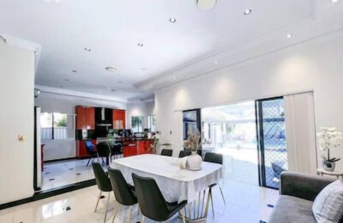 Ramsgate Beach Casa | Spacious 5-bedroom house water view in Ramsgate Beach with WiFi, AC.
