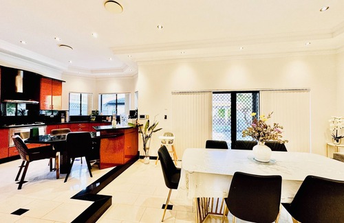 Ramsgate Beach Casa | Spacious 5-bedroom house water view in Ramsgate Beach with WiFi, AC.