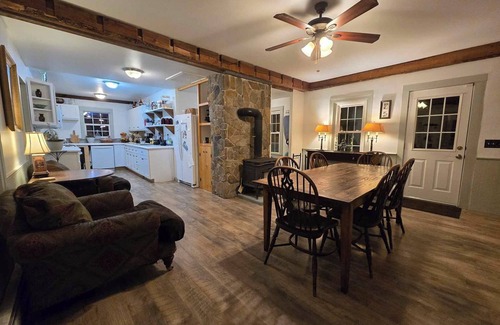 Arlington Casa | Spacious 5 Bedroom Hot Home Game Room Patio Fire Pit Yard Ski Bromley Stratton