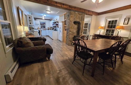 Arlington Casa | Spacious 5 Bedroom Hot Home Game Room Patio Fire Pit Yard Ski Bromley Stratton