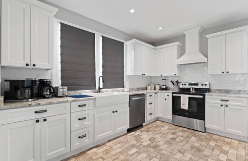Tarpon Springs Casa | Spacious 5-bedroom historical house in downtown Tarpon Springs with WiFi, AC