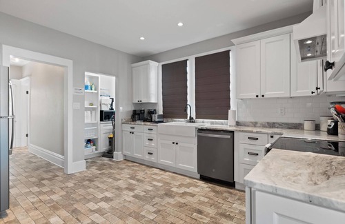 Tarpon Springs Casa | Spacious 5-bedroom historical house in downtown Tarpon Springs with WiFi, AC