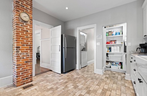 Tarpon Springs Casa | Spacious 5-bedroom historical house in downtown Tarpon Springs with WiFi, AC