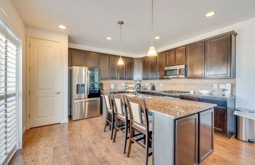 Commerce City Casa | Spacious 5-bedroom house in charming Commerce City with WiFi, AC
