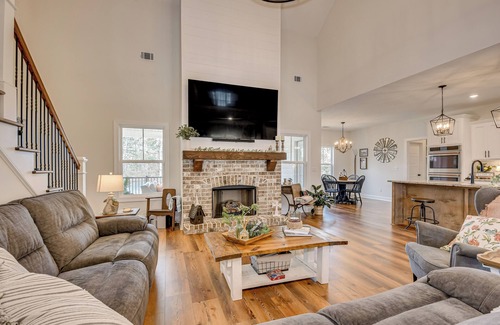 North Augusta Casa | Spacious 5-bedroom house on a private pond just 10 miles from Augusta National