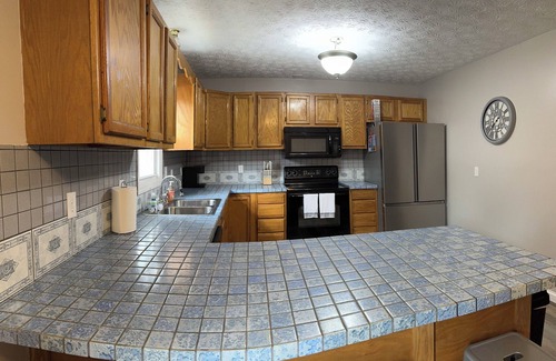 Big Creek Casa | Spacious 5-bedroom/3-bathroom Lake view house with Lake access & private dock.