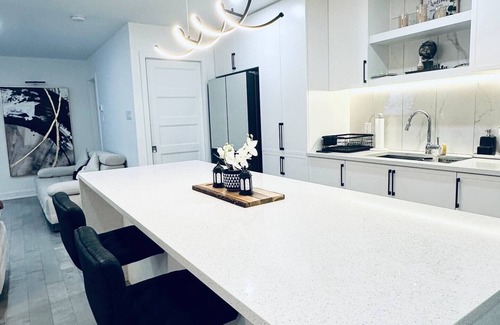 Saint-Hubert Apartamento | Spacious 5-bedroom apartment in enjoyable Longueuil with AC