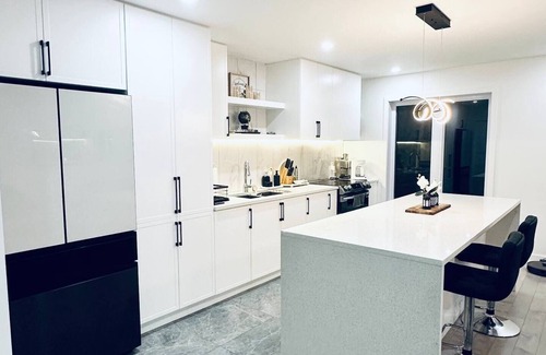 Saint-Hubert Apartamento | Spacious 5-bedroom apartment in enjoyable Longueuil with AC