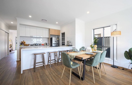 West Hoxton Casa | Spacious 5-bedroom building with AC, WiFi in lovely Austral