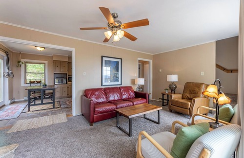 Snowshoe Casa | Spacious 5-bedroom bungalow near Cupp Run w/ beautiful western & sunset views