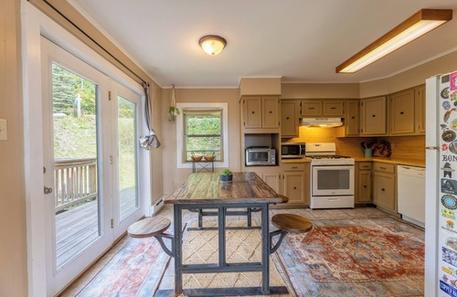 Snowshoe Casa | Spacious 5-bedroom bungalow near Cupp Run w/ beautiful western & sunset views
