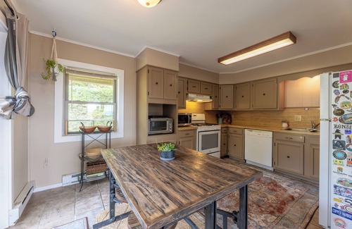 Snowshoe Casa | Spacious 5-bedroom bungalow near Cupp Run w/ beautiful western & sunset views