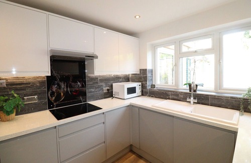 Runnymede Chalet De Esquí | Spacious 5 bedroom, 2.5 bathroom house in Addlestone