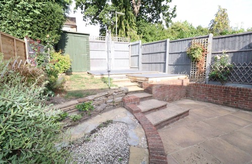 Runnymede Chalet De Esquí | Spacious 5 bedroom, 2.5 bathroom house in Addlestone
