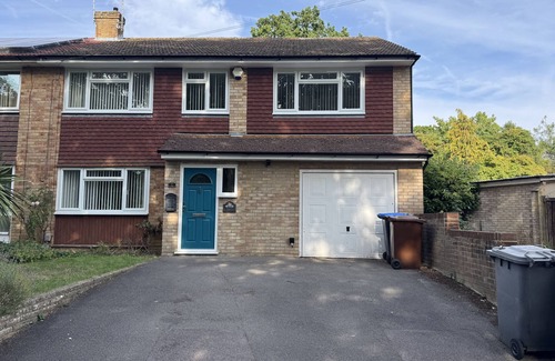 Runnymede Chalet De Esquí | Spacious 5 bedroom, 2.5 bathroom house in Addlestone