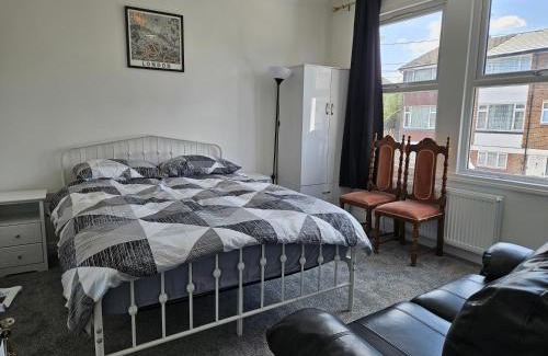 West Thornton Casa | Spacious 5 bedroom and 5 bathroom home in Croydon