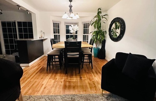 Groveton Casa | Spacious 5-bedroom house in lovely Alexandria with WiFi, AC