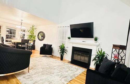 Groveton Casa | Spacious 5-bedroom house in lovely Alexandria with WiFi, AC