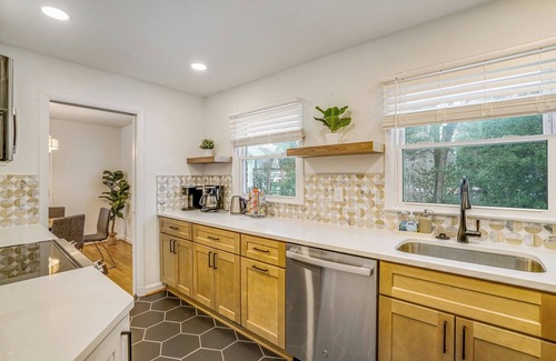 Alexandria West Casa | Spacious 5-bedroom house with AC, WiFi in delightful Alexandria