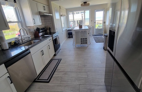 Ashtabula Casa | Spacious 5-bedroom house with room for 3 families & pups, in charming Ashtabula