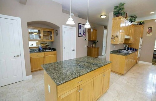 Elk Grove Casa | Spacious 5-bedroom house in delightful Elk Grove with AC, WiFi,fitness equipment