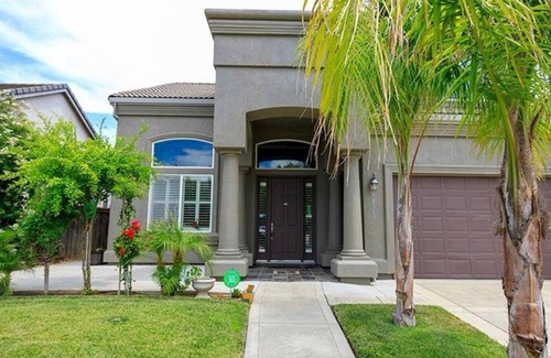 Elk Grove Casa | Spacious 5-bedroom house in delightful Elk Grove with AC, WiFi,fitness equipment