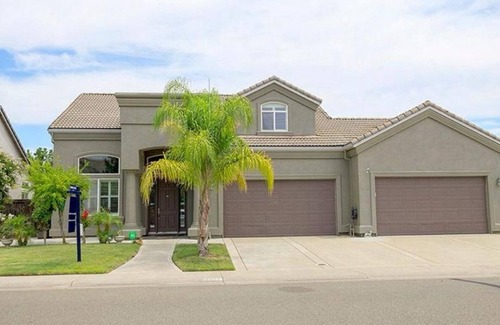 Elk Grove Casa | Spacious 5-bedroom house in delightful Elk Grove with AC, WiFi,fitness equipment