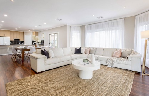 Adelaide Central Business District Casa | Spacious 5 Bedroom Home Ideal for Families and Large Groups