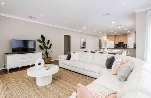 Adelaide Central Business District Casa | Spacious 5 Bedroom Home Ideal for Families and Large Groups