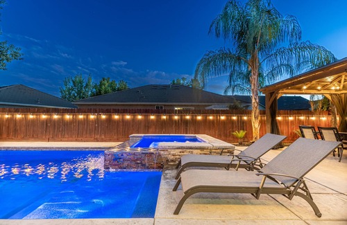 Raisin Casa | Spacious 5-Bedroom home w/ Pool & Hot Tub