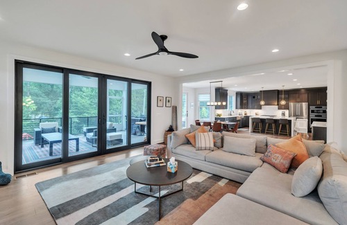 Herndon Casa | Spacious 5-bedroom home, Family Friendly in delightful Oak Hill