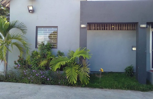 Kencot Apartamento | Spacious 5 Bedroom Hotel Suite with AC, Wi-Fi & Cable in lovely Kingston Jamaica