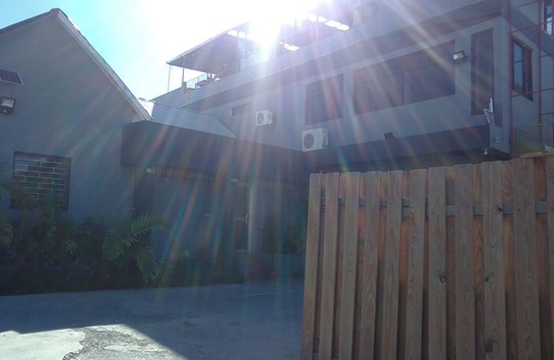 Kencot Apartamento | Spacious 5 Bedroom Hotel Suite with AC, Wi-Fi & Cable in lovely Kingston Jamaica