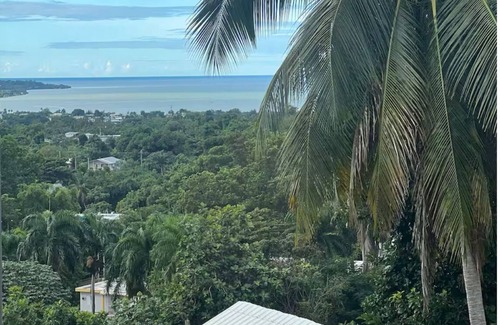 Miradero Casa | Espaciosa casa de 5 habitaciones en Mayagüez con increíbles vistas al mar.