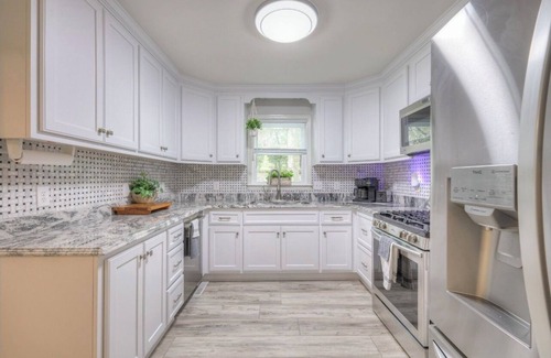 Columbia Casa | Spacious 5 bedroom house in serene Columbia with WiFi, AC