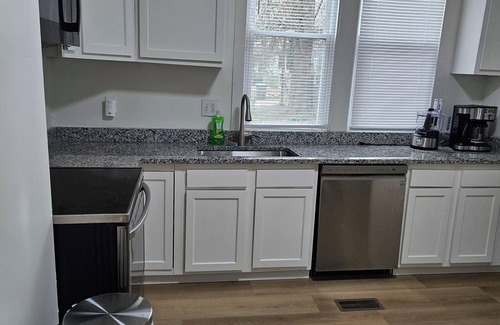 Old North Columbus Casa | Spacious 5-bedroom house with WiFi, AC in charming Buckeye Campus Columbus