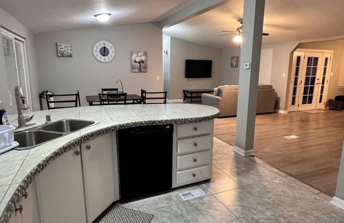 Kirtland Casa | Spacious 5-bedroom house with two living areas
