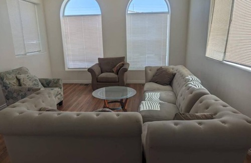 Lancaster Casa | Spacious 5-bedroom house with AC and WiFi in delightful Palmdale