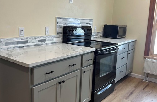 Fair Haven Casa | Spacious 5-bedroom house, WiFi, AC, 1 block from Lake & Main St.