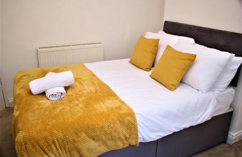 Aylesbury Casa | Spacious 5 Bedroom House Close To Town Center