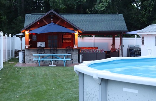 Geneva Casa | Spacious 5-bedroom house, Family Entertainment Pavilion, WiFi, AC in Geneva