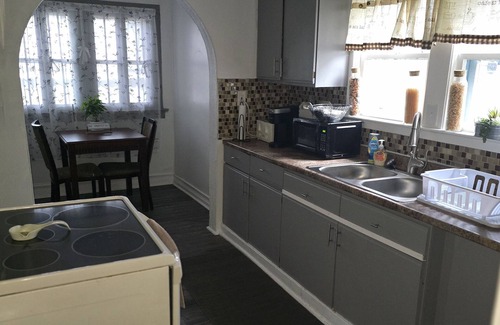 Lorain Casa | Spacious 5-bedroom house in peaceful Lorain with AC, WiFi