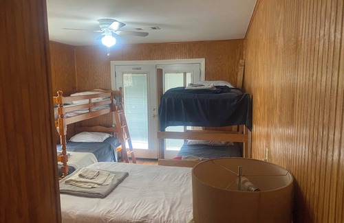 Braithwaite Cabina | Spacious 5-bedroom lodge in brilliant Delacroix with AC, WiFi